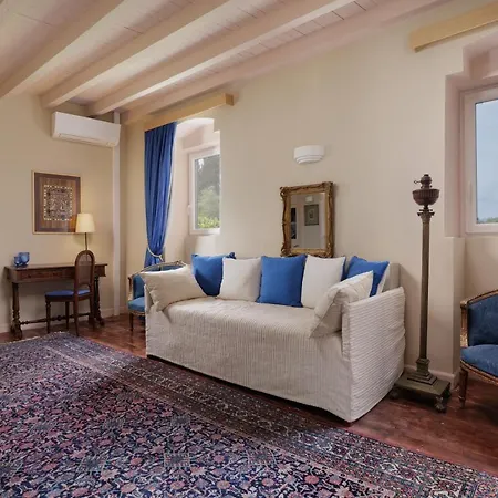 Triklino Estate * Áfra